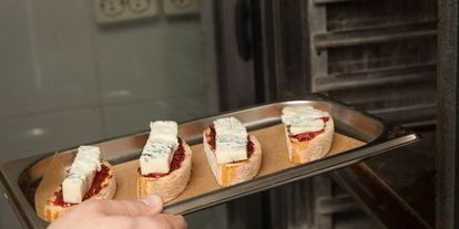 Шаг 7: кростини с джемом и горгонзоллой