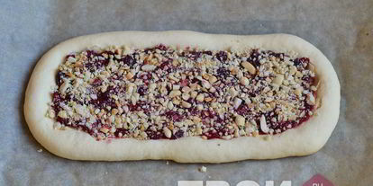 Шаг 5: песочных полосок с джемом и орехами