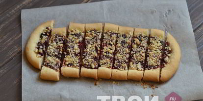 Шаг 7: песочных полосок с джемом и орехами