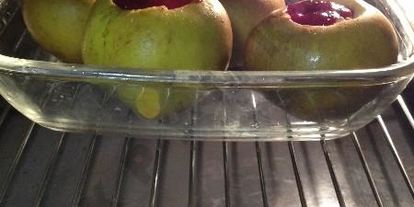 Шаг 4: запеченных яблок с орехами и джемом