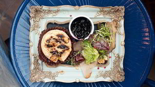 Рецепт Жареного камамбера с чернично-розмариновым джемом