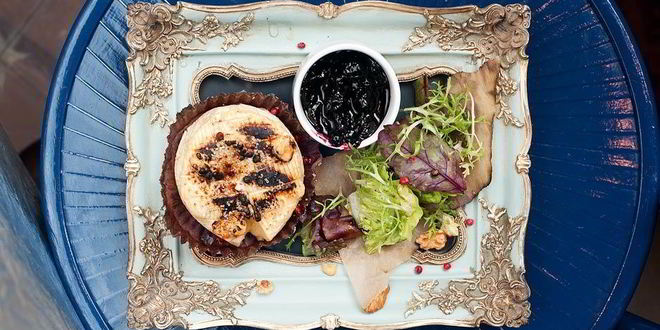 Рецепт Жареного камамбера с чернично-розмариновым джемом