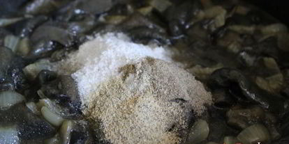 Шаг 2: грибов в томатном соусе на зиму