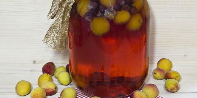 Рецепт Компота из абрикосов и черной смородины на зиму