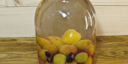 Шаг 6: компота из абрикосов и черной смородины на зиму