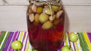 Рецепт Компота из алычи и яблок на зиму