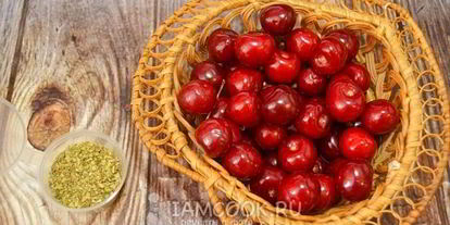 Шаг 3: компота из черешни в кастрюле