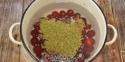 Шаг 5: компота из черешни в кастрюле