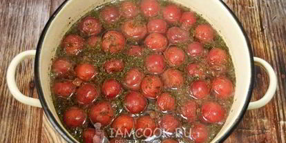 Шаг 6: компота из черешни в кастрюле