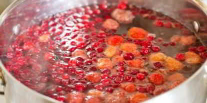 Шаг 2: компота из клубники и клюквы