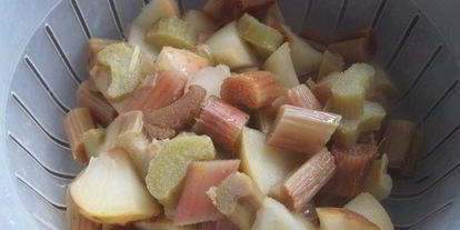 Шаг 4: компота из ревеня, яблока и калины