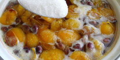 Шаг 2: компота из слив и винограда