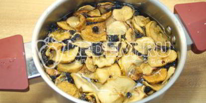 Шаг 2: компота из сушеных яблок с ягодами