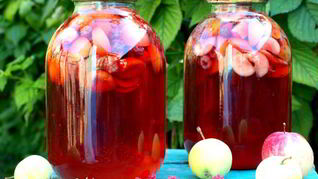 Рецепт Компота из яблок, абрикос и ежевики