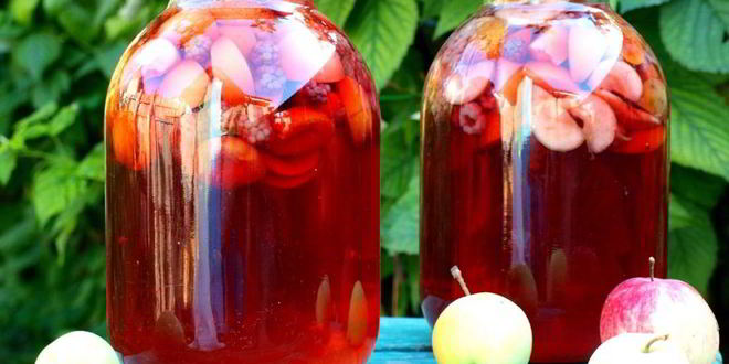 Рецепт Компота из яблок, абрикос и ежевики