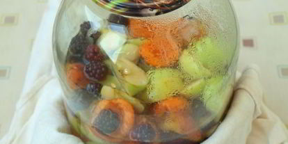 Шаг 3: компот из яблок, абрикос и ежевики