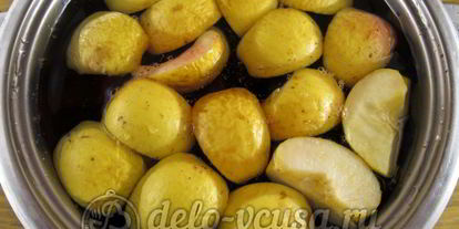 Шаг 3: компота из яблок и черной смородины