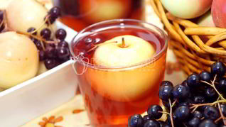 Рецепт Компота из яблок и черноплодной рябины