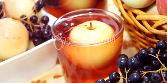 Рецепт Компота из яблок и черноплодной рябины