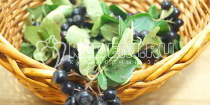 Шаг 2: компота из яблок и черноплодной рябины