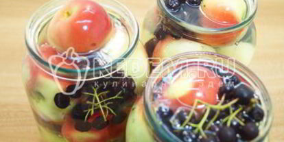 Шаг 4: компота из яблок и черноплодной рябины