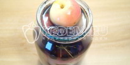 Шаг 7: компота из яблок и черноплодной рябины