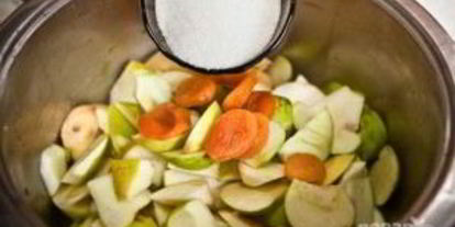 Шаг 2: компота из яблок и кураги