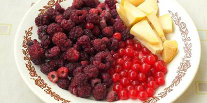 Шаг 1: компота с яблоками, малиной, калиной и айвой