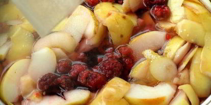 Шаг 3: компота с яблоками, малиной, калиной и айвой