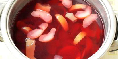 Шаг 4: компота с яблоками, малиной, калиной и айвой
