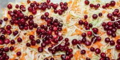 Шаг 8: квашеной капусты с клюквой