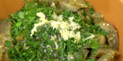 Шаг 7: баклажанов маринованных с чесноком и зеленью