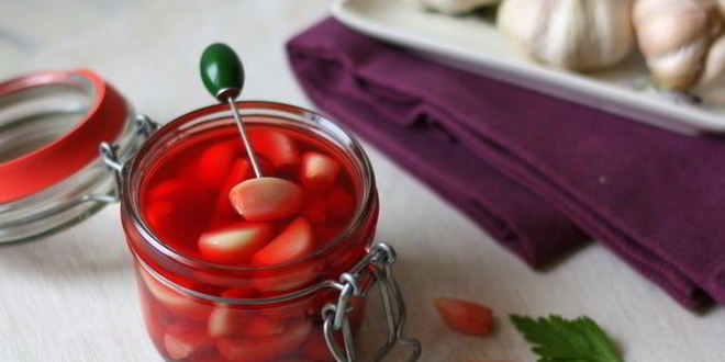 Рецепт Чеснока, маринованного со свекольным соком