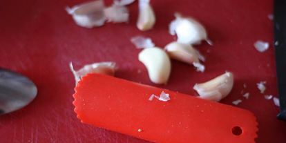 Шаг 1: чеснока, маринованного со свекольным соком