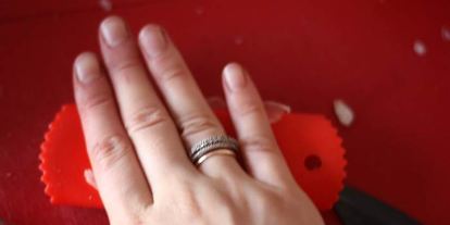 Шаг 2: чеснока, маринованного со свекольным соком