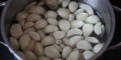 Шаг 3: чеснока, маринованного со свекольным соком