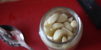 Шаг 4: чеснока, маринованного со свекольным соком