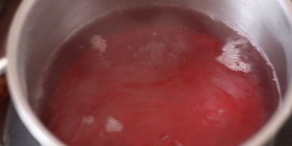 Шаг 5: чеснока, маринованного со свекольным соком