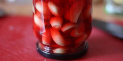 Шаг 6: чеснока, маринованного со свекольным соком