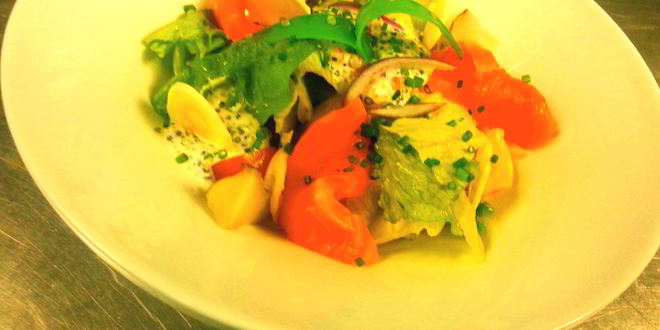 Рецепт листьев салатов с маринованной неркой и сметанной заправкой