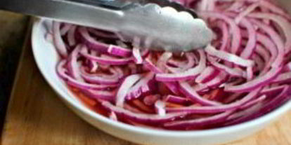 Шаг 5: маринованного красного лука