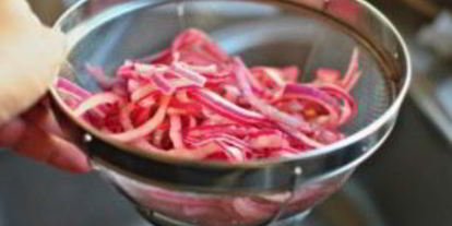 Шаг 6: маринованного красного лука