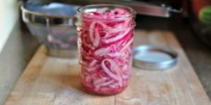 Шаг 7: маринованного красного лука