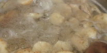 Шаг 2: маринованных груздей с чесноком