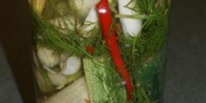 Шаг 1: остреньких маринованных огурчиков с укропом