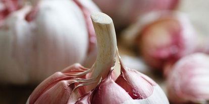 Шаг 1: сливы маринованной с чесноком