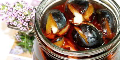 Шаг 3: сливы маринованной с чесноком