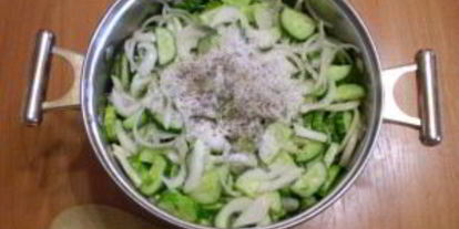 Шаг 3: огурчиков с луком на зиму