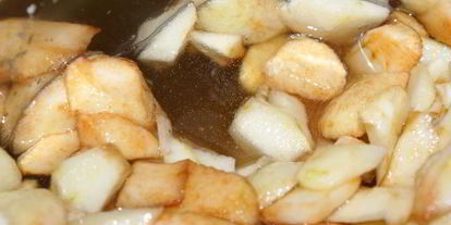 Шаг 2: яблочного повидла с красной смородиной