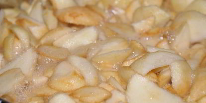 Шаг 3: яблочного повидла с красной смородиной